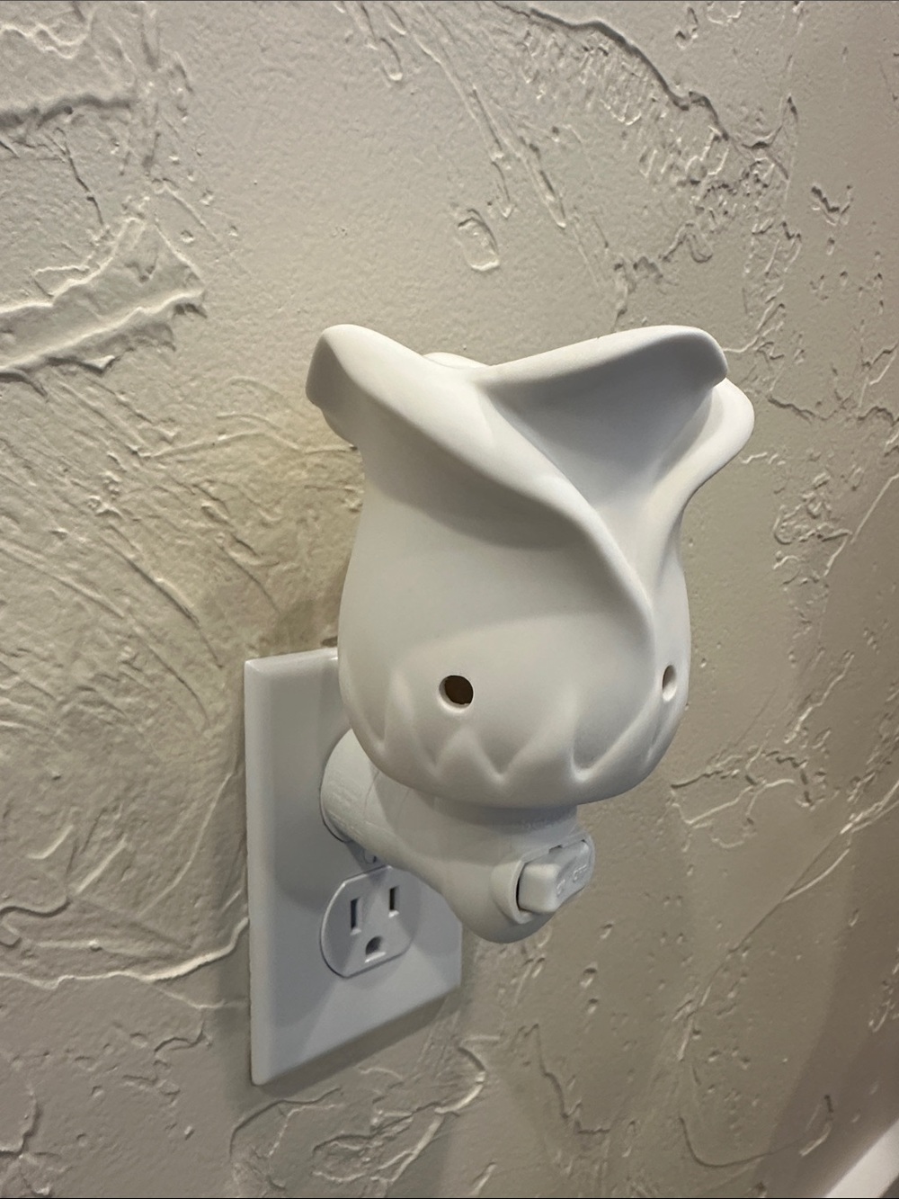 Scentsy White Ceramic Tea Rose Plug-In Warmer